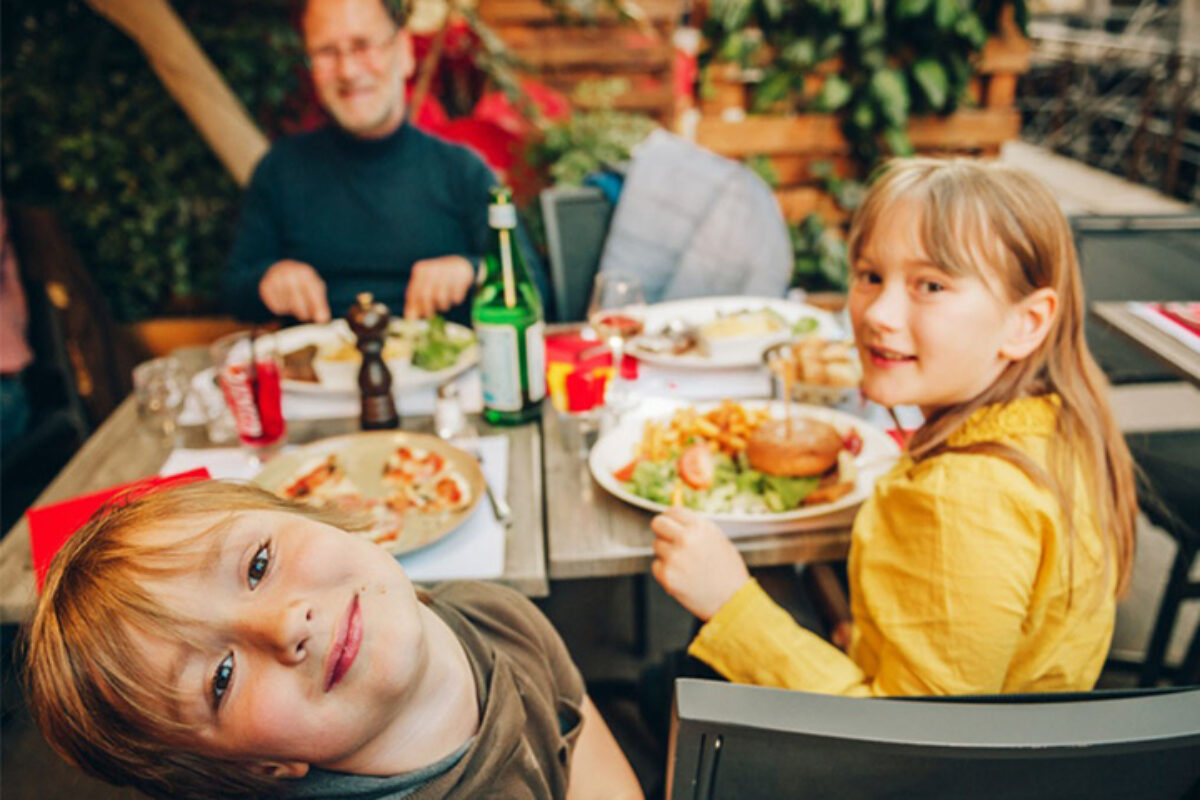 A few tips for going to a restaurant with children