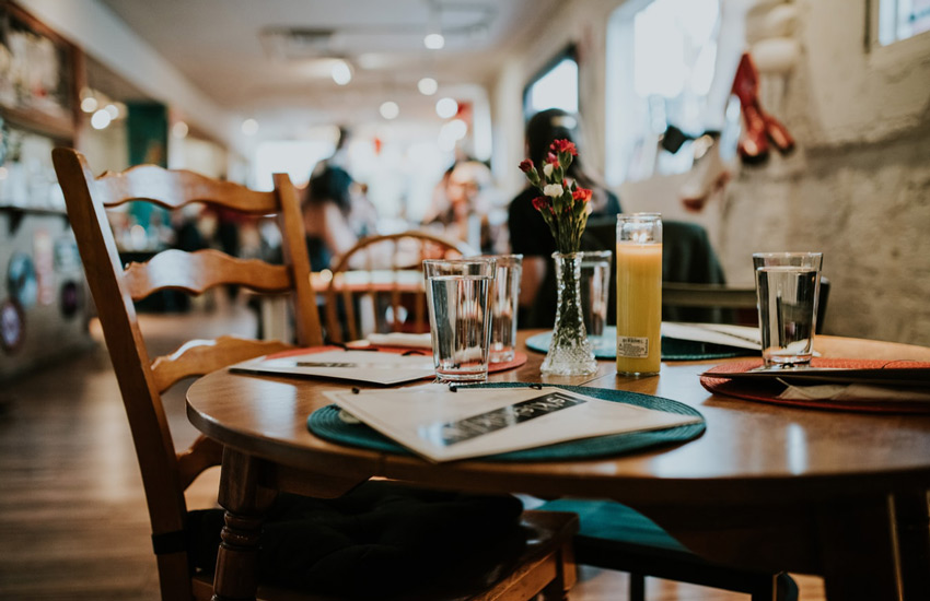 A few examples of proper eating etiquette and proper behavior in restaurants