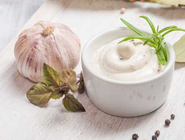 Preparation steps of garlic sauce and its uses